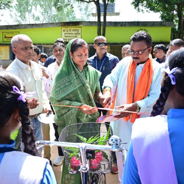 महिला एवं बाल विकास मंत्री लक्ष्मी राजवाड़े ने स्कूली छात्राओं को किया सायकल वितरण