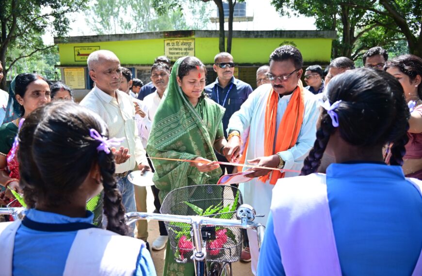 महिला एवं बाल विकास मंत्री लक्ष्मी राजवाड़े ने स्कूली छात्राओं को किया सायकल वितरण