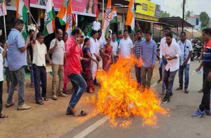 राहुल गांधी को आतंकी कहने पर भड़के कांग्रेसी, भाजपा नेताओं का फूंका पुतला