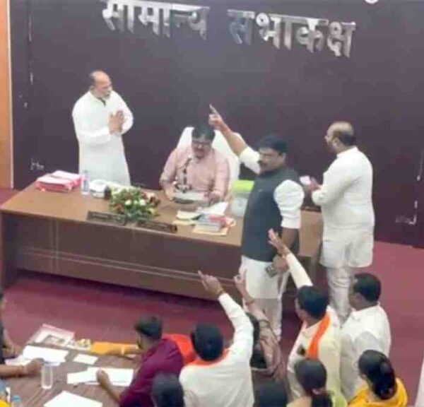 रायपुर नगर निगम की सामान्य सभा में हंगामा : पहली बार पक्ष ने ही गिराया प्रस्ताव, विपक्ष ने कहा – MIC में गंभीरता नहीं