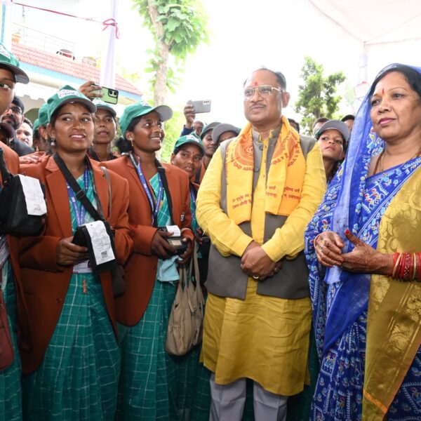 मुख्यमंत्री विष्णु देव साय ने बिजली सखियों को वितरित किए बिजली किट