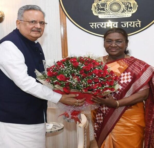 राजभवन में राष्ट्रपति द्रौपदी मुर्मू से मिलने पहुंचे विधानसभा अध्यक्ष डॉ रमन सिंह, पुष्पगुच्छ देकर किया स्वागत