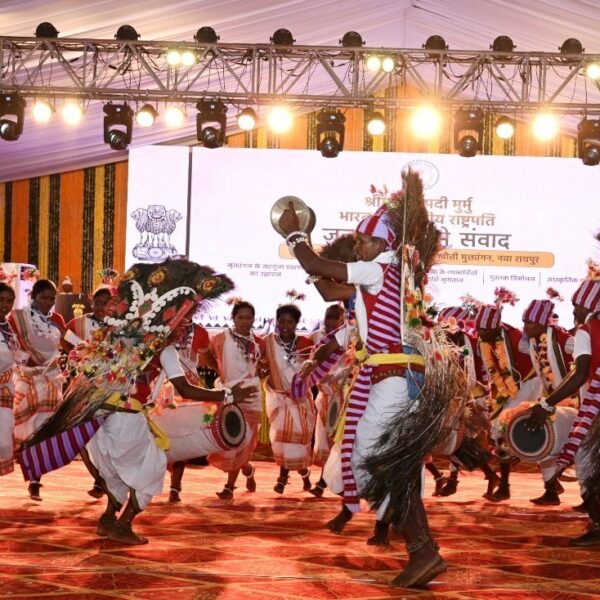 राष्ट्रपति द्रौपदी मुर्मु के समक्ष आदिवासियों ने पारंपरिक वेशभूषा में प्रसिद्ध लोकनृत्य का किया प्रदर्शन