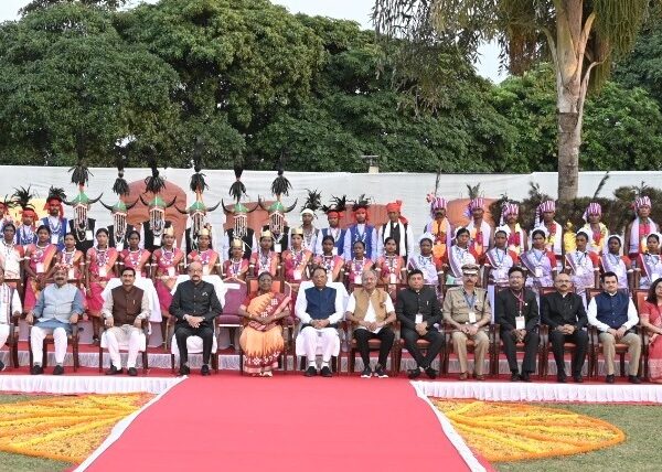 राष्ट्रपति द्रौपदी मुर्मु ने छत्तीसगढ के आदिवासियों के साथ लिया सामुहिक छायाचित्र