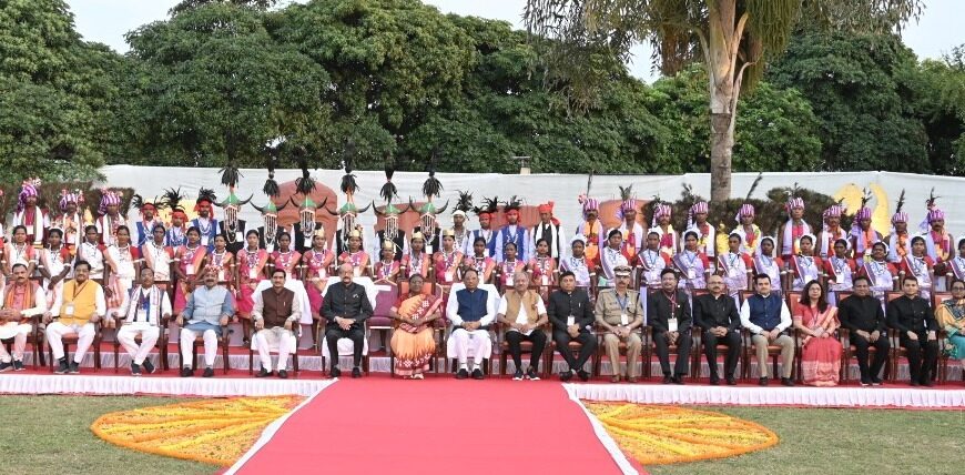 राष्ट्रपति द्रौपदी मुर्मु ने छत्तीसगढ के आदिवासियों के साथ लिया सामुहिक छायाचित्र