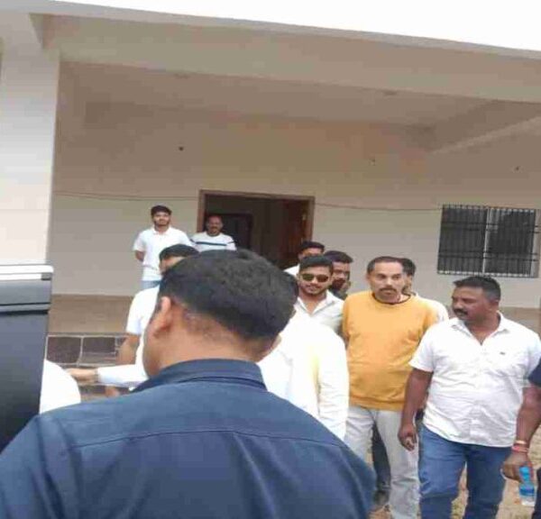 प्रदेश कांग्रेस अध्यक्ष के सामने डॉ. अजय और बृहस्पत सिंह के बीच हुआ जमकर विवाद, नाराज बैज भोजन छोड़ लौटे रायपुर