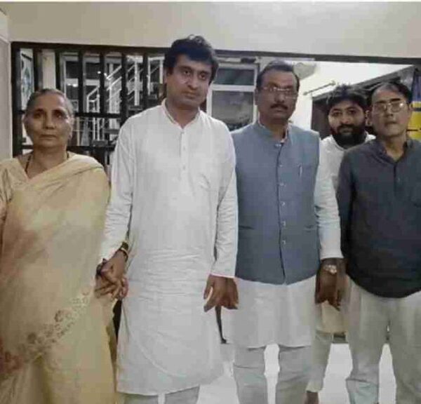 जेल में बंद विधायक देवेंद्र यादव के परिवार से मिले युकां के राष्ट्रीय अध्यक्ष उदय भानु, कहा – द्वेषपूर्ण कार्रवाई कर रही भाजपा सरकार