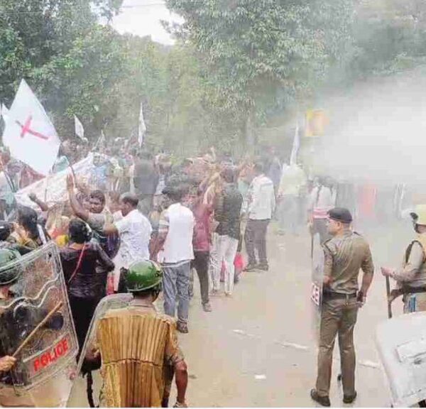 विधायक रायमुनि के खिलाफ कार्रवाई नहीं होने से भड़का इसाई समाज, सीएम कैंप जा रही भीड़ को पुलिस ने रोका, वाटर कैनन का भी किया इस्तेमाल
