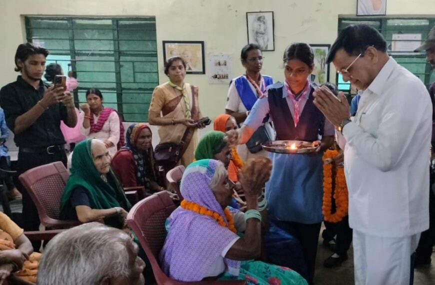 जो बुजुर्गों का सम्मान करता है, ईश्वर की कृपा उस पर रहती है: मंत्री लखनलाल देवांगन