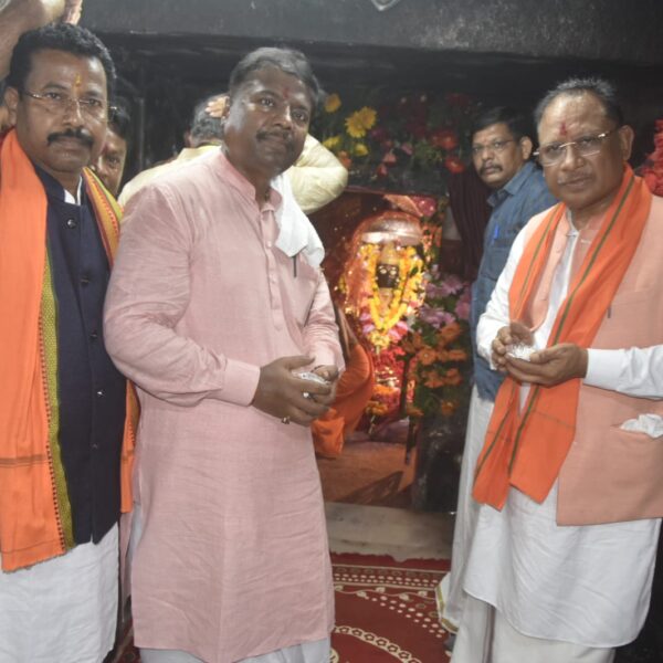 मुख्यमंत्री विष्णु देव साय ने बस्तर की आराध्य देवी मां दंतेश्वरी की पूजा-अर्चना कर प्रदेशवासियों की खुशहाली की कामना की