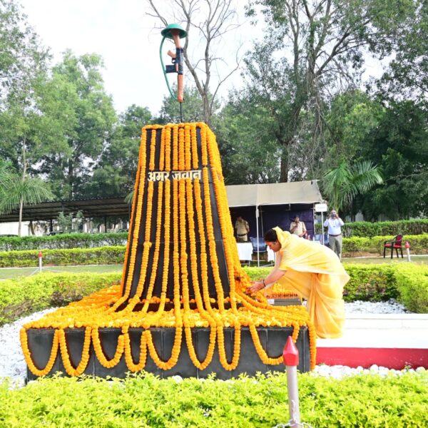 मंत्री लक्ष्मी राजवाड़े ने सिलफिली स्थित दसवीं बटालियन पहुंचकर शहीदों को श्रद्धांजलि दी