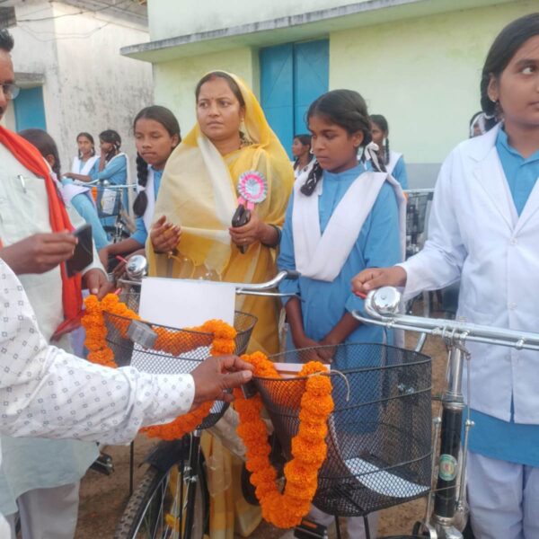 मंत्री लक्ष्मी राजवाड़े ने छात्राओं को बांटी साइकिल