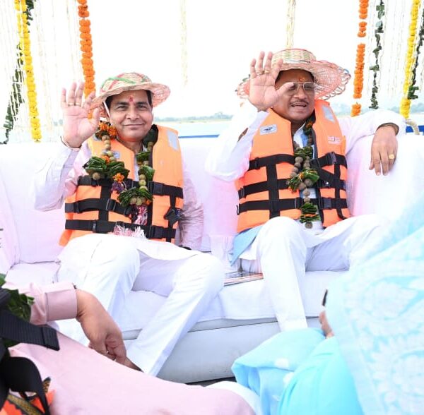 प्रकृति की गोद से लिखी जाएगी सरगुजा क्षेत्र के विकास की नई इबारत, मुख्यमंत्री खड़सा व्यू प्वाइंट से नौका विहार करते मयाली नेचर कैंप बैठक स्थल तक पहुंचे