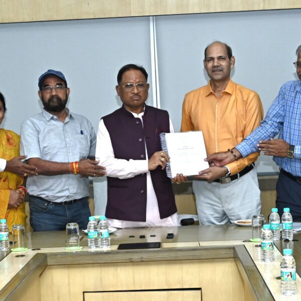 मुख्यमंत्री विष्णु को आज छत्तीसगढ़ राज्य पिछड़ा वर्ग कल्याण आयोग के अध्यक्ष आर. एस.विश्वकर्मा ने आयोग का प्रतिवेदन सौंपा