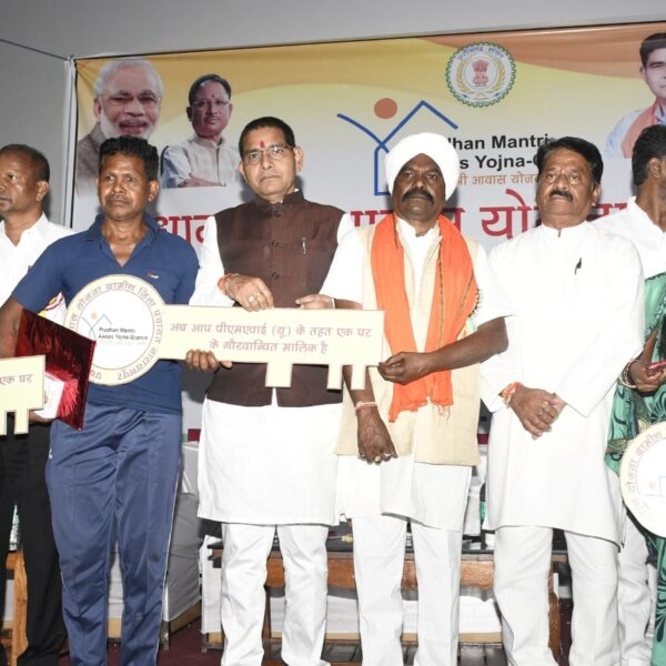 प्रधानमंत्री आवास मेला- हितग्राहियों को मंत्री टंकराम वर्मा ने सौंपी प्रथम किस्त की राशि साथ ही जिले के 2463 हितग्राहियों को सौंपी चाबी