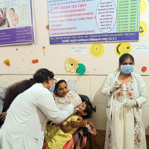 स्वर्णप्राशन एवं बाल रक्षा किट के लिए आयुर्वेद महाविद्यालय चिकित्सालय में उमड़ी भीड़