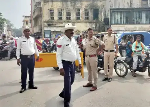 आज से मालवीय रोड़ में कार-बाइक-ई-रिक्शा बैन, सड़क पर गाड़ी पार्क की तो घर पहुंचेगा चालान