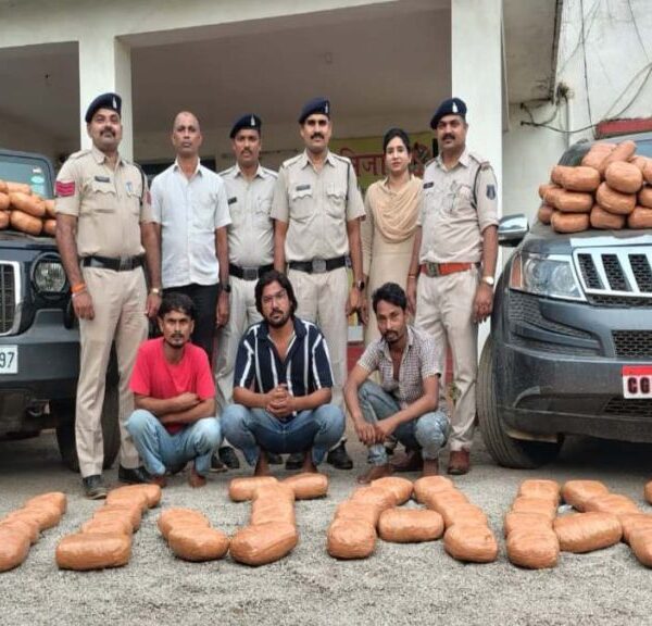 पुलिस ने लग्जरी गाड़ियों से तस्करी का किया भंडाफोड़, 3 अंतरराज्यीय तस्कर गिरफ्तार, 25 लाख का गांजा जब्त