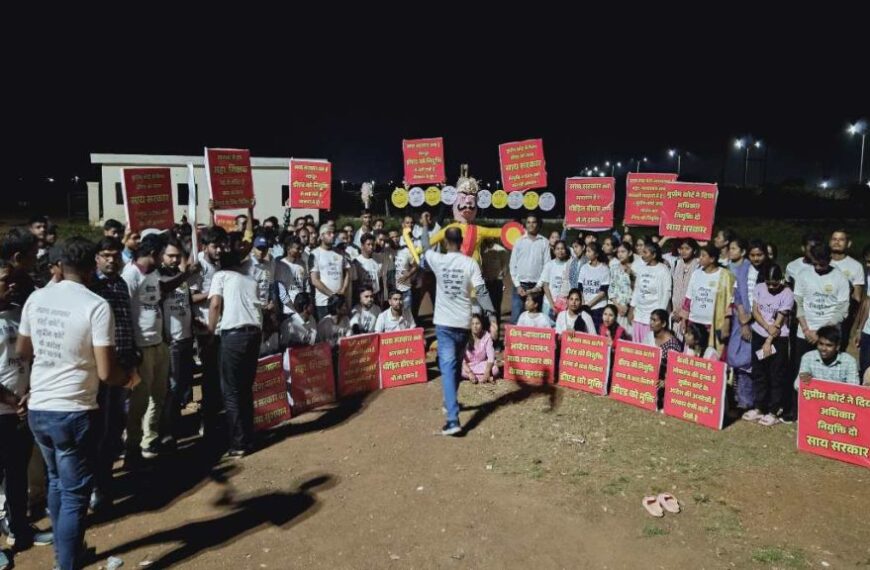 घर-परिवार से दूर तूता धरना स्थल पर डीएड अभ्यर्थियों ने किया रावण दहन, नियुक्ति की उठाई मांग