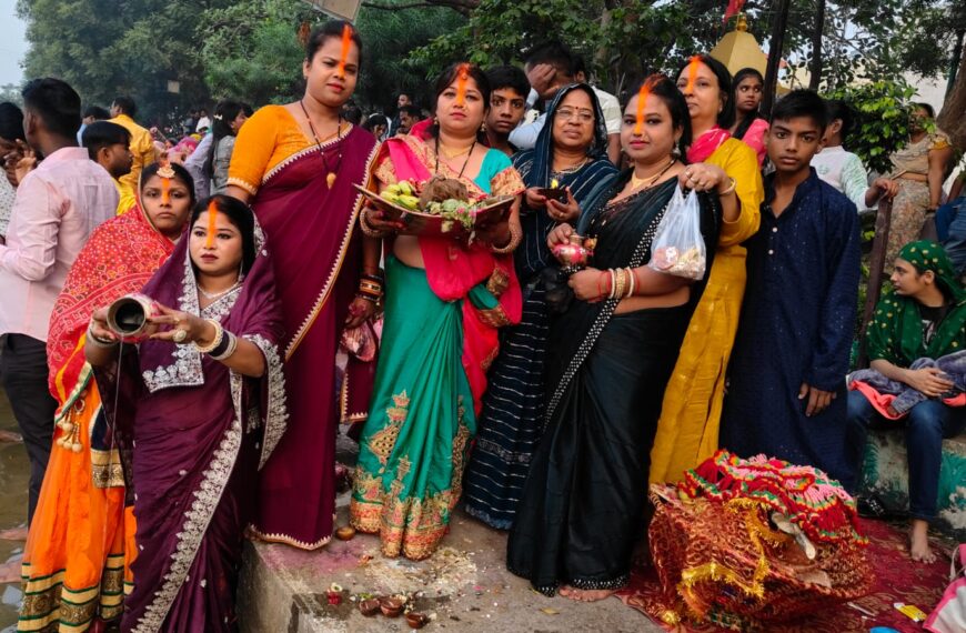 उगते सूर्य को अर्घ्य के देने के साथ छठ महापर्व सम्पन्न, महिलाओं ने जल में उतरकर की मांगी मुराद