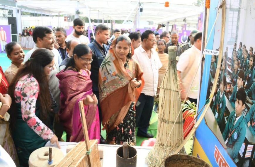 महिला बाल विकास मंत्री लक्ष्मी राजवाड़े ने प्रदर्शनी स्टॉल का किया अवलोकन, राज्य स्थापना दिवस पर लगाई गई एक दिवसीय प्रदर्शनी