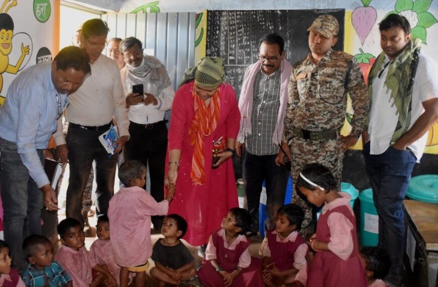 पंचायत एवं ग्रामीण विकास विभाग की प्रमुख सचिव ने अबूझमाड़ के कई गांवों का दौरा कर विकास कार्यों का लिया जायजा