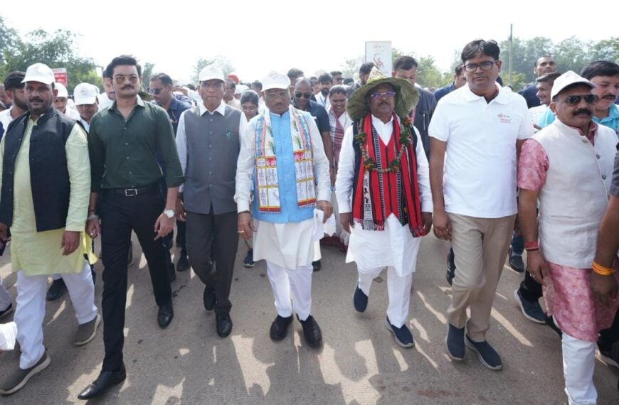 केन्द्रीय मंत्री डॉ. मांडविया एवं मुख्यमंत्री विष्णु देव साय की अगुवाई में जशपुर में माटी के वीर पदयात्रा का किया शुभारंभ