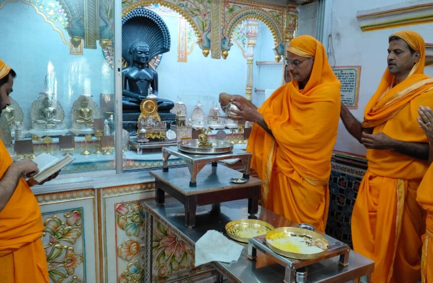 श्री दिगंबर जैन बड़ा मंदिर (लघु तीर्थ) में अष्टाह्निका महापर्व के अवसर पर श्री शांति नाथ भगवान का अभिषेक, शांति धारा की गई