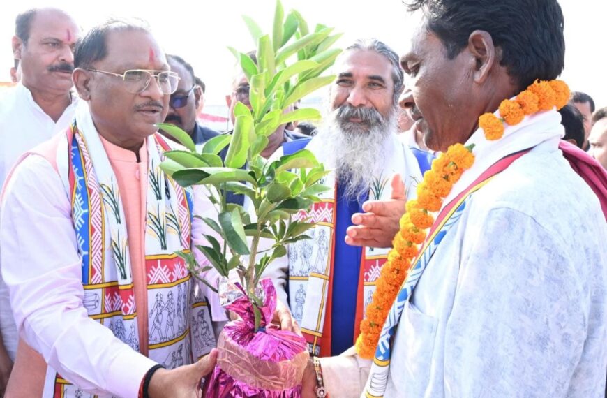 राज्य के मुखिया की उपस्थिति में धान खरीदी के कार्य का शुभारंभ होने से भाठागांव बी के किसान हुए प्रसन्नचित