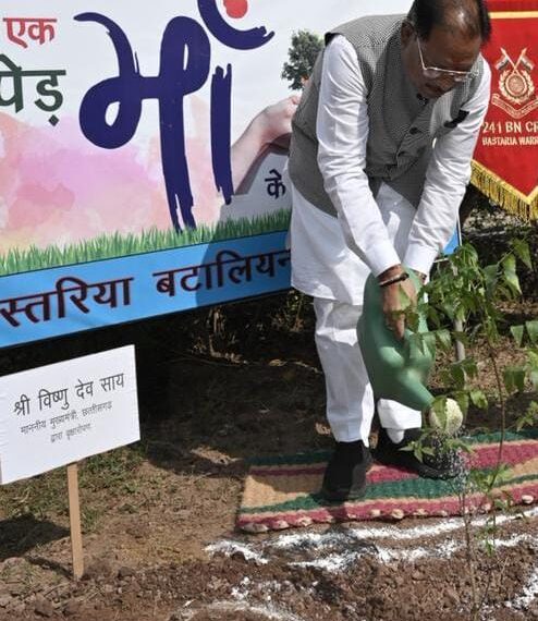 मुख्यमंत्री विष्णु देव साय ने “एक पेड़ मां के नाम” अभियान के तहत सीआरपीएफ के बस्तरिया बटालियन परिसर में लगाया नीम का पौधा