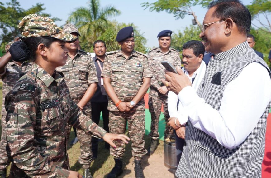 मुख्यमंत्री ने सीआरपीएफ़ बस्तरिया बटालियन की जवान प्रमिका दुग्गा की मां से फोन पर की बात