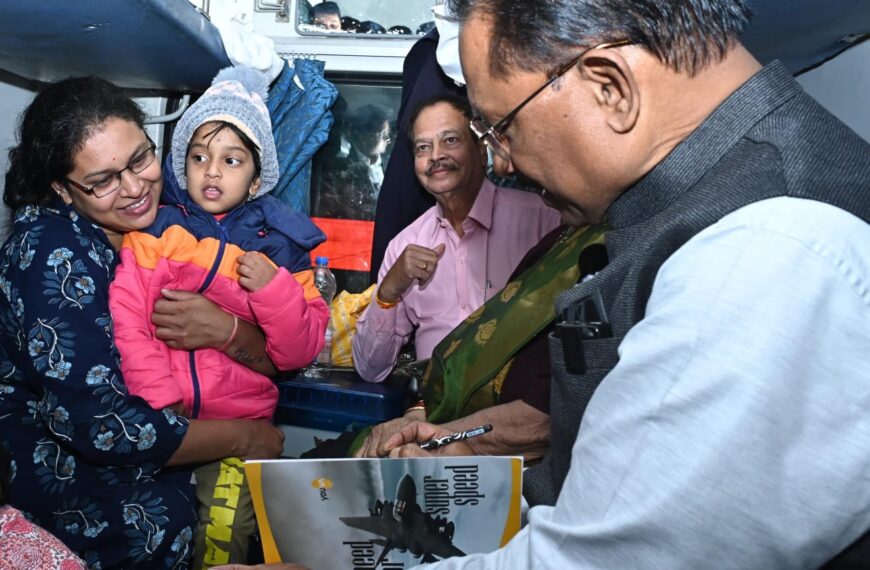 मुख्यमंत्री विष्णुदेव साय की सरलता और आत्मीयतापूर्ण वार्तालाप ने रेलयात्रियों का जीता दिल