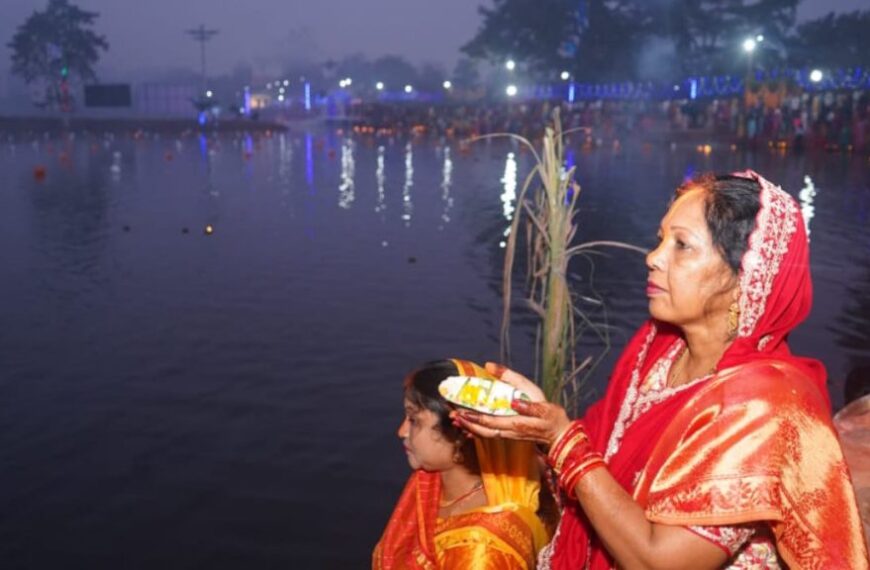 छठ पर्व: व्रती महिलाओं के साथ मुख्यमंत्री साय की पत्नी ने भी दिया उगते सूर्य काे अर्घ्य, सुख-समृद्धि की कामना की