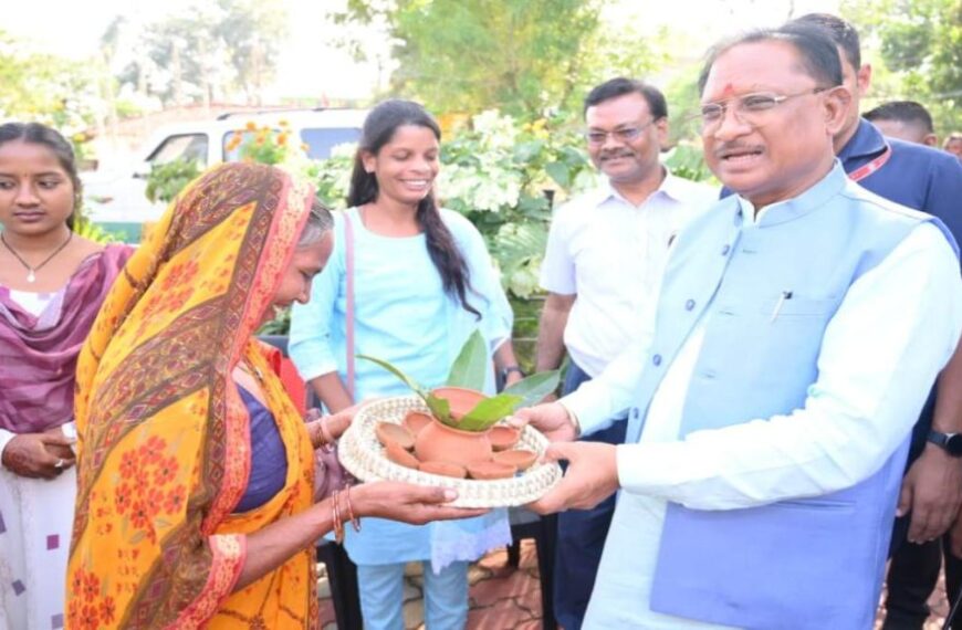 सीएम साय ने पीएम आवास योजना के हितग्राहियों को दिया दिवाली का तोहफा, तिलसो बाई से मुख्यमंत्री ने खरीदे मिट्टी के दीये और कलश