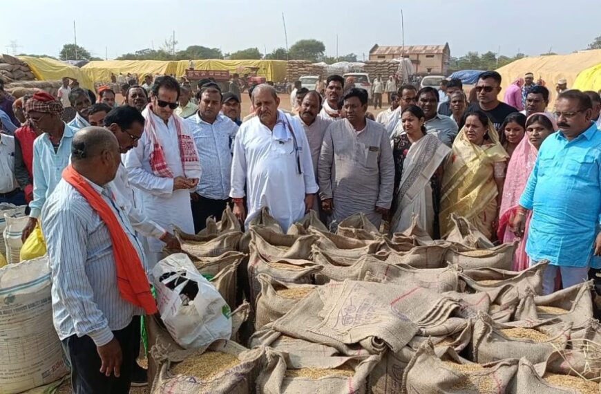 धान खरीदी केंद्र में किसानों से धोखा, प्रति बोरी 2-3 किलो अतिरिक्त तौलने का मामला उजागर, कांग्रेस प्रतिनिधिमंडल ने उग्र आंदोलन की दी चेतावनी