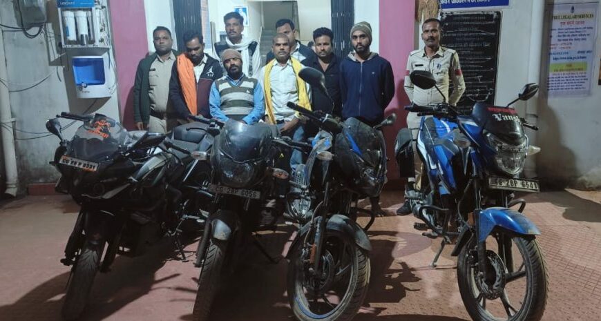 पुलिस ने 52 पत्तियों पर दांव लगा रहे 7 जुआरियों को रंगे हाथों पकड़ा, नकदी समेत 4 बाइक जब्त