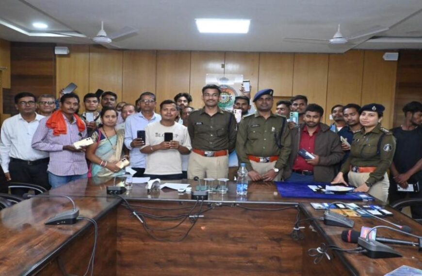 पुलिस की सराहनीय पहल: गुम हुए मोबाइल फोन बरामद कर मालिकों को सौंपा, पुलिस कर्मियों को ‘कॉप ऑफ द मंथ’ से किया गया सम्मानित