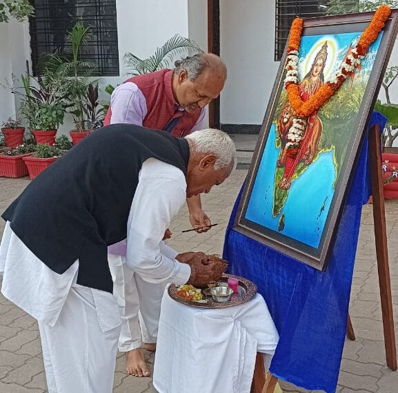 राष्ट्रीय स्वयंसेवक संघ के क्षेत्र प्रचारक प्रमुख राम समदड़िया ने जागृति मंडल रायपुर में फहराया राष्ट्रध्वज