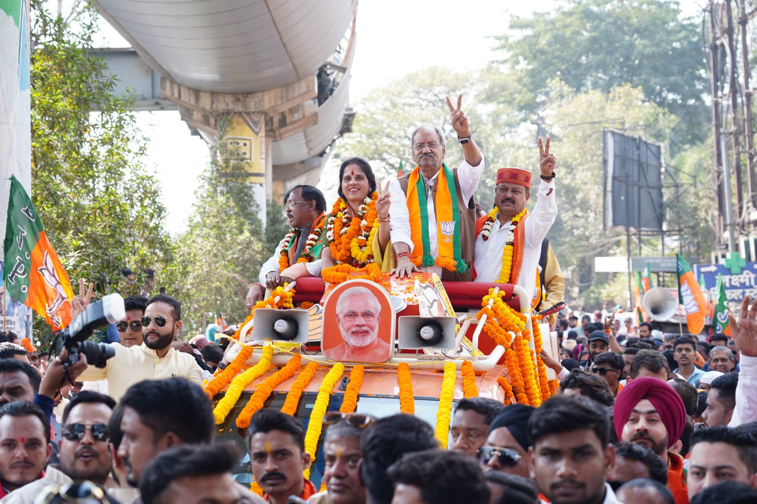 70 वार्डों के पार्षद प्रत्याशियों के साथ नामांकन भरने पहुंचीं महापौर उम्मीदवार मीनल चौबे, मंत्री नेताम और सांसद बृजमोहन समेत हजारों कार्यकर्ता रहे मौजूद