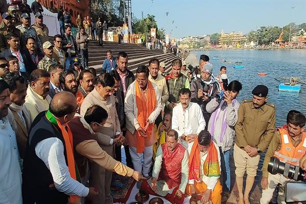 मुख्यमंत्री डॉ. मोहन यादव ने मां क्षिप्रा का पूजन कर महंत जी से लिया आशीर्वाद