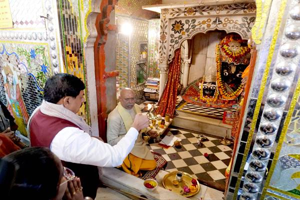 मुख्यमंत्री डॉ. मोहन यादव ने कामतानाथ मंदिर में पूजा-अर्चना की