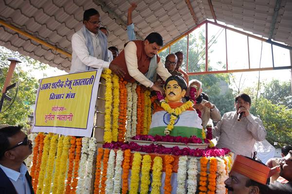 अमर शहीद हेमू कालाणी की प्रतिमा पर मुख्यमंत्री डॉ. मोहन यादव ने किया माल्यार्पण