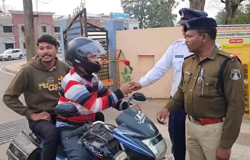 यातायात जागरूकता : पुलिस ने हेलमेट पहने चालकों को दिया गुलाब फूल, नहीं पहनने वालों को दी समझाइश