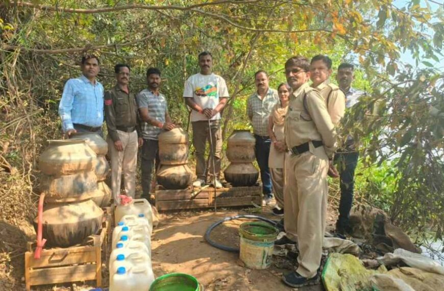 महुआ से बना रहे थे अवैध शराब, आबकारी विभाग ने की कार्रवाई