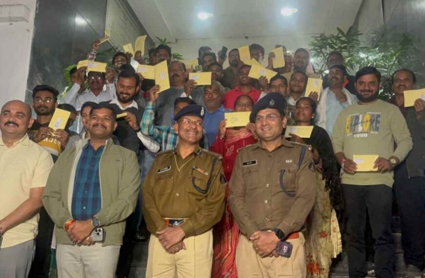 नए साल में रायपुर पुलिस ने सैंकड़ों लोगों के चेहरों पर लौटाई मुस्कान, 60 लाख रुपये के खोए मोबाइल किए वापस