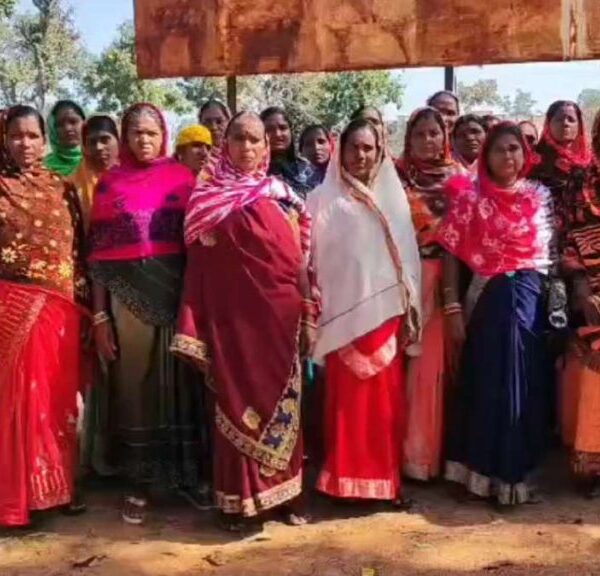 गांव में सड़क और पुल के अभाव को लेकर ग्रामीणों में आक्रोश, मांग पूरी न होने पर चुनाव बहिष्कार का किया ऐलान