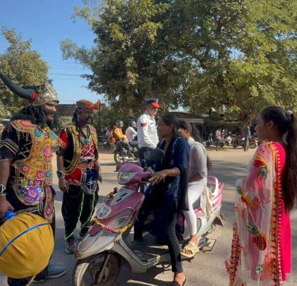 हादसे पर लगाम लगाने पुलिस का अनोखा तरीका : यमराज और चित्रगुप्त बनकर सड़क पर उतरे पुलिसकर्मी