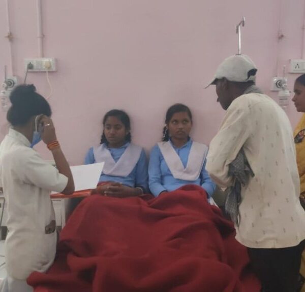 38 स्कूली बच्चों की अचानक बिगड़ी तबीयत, सीमेंट संयंत्र से निकलने वाली गैस को माना जा रहा कारण, कलेक्टर-SP पहुंचे मौके पर