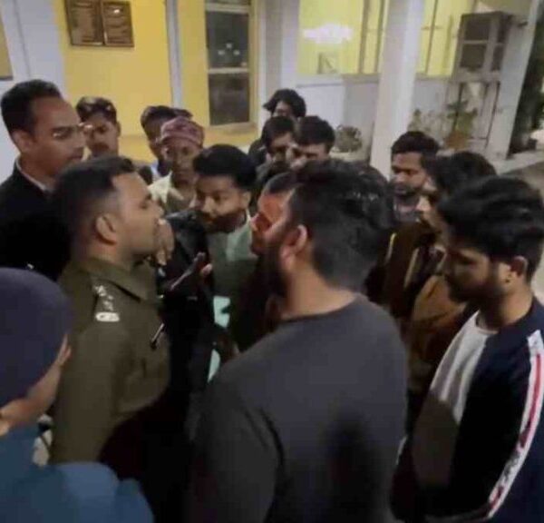 सेंट्रल यूनिवर्सिटी के छात्रों के बीच विवाद : घर के बाहर मचाया हंगामा, पुलिसकर्मियों पर रिपोर्ट लिखाने गए छात्र के साथ मारपीट का आरोप