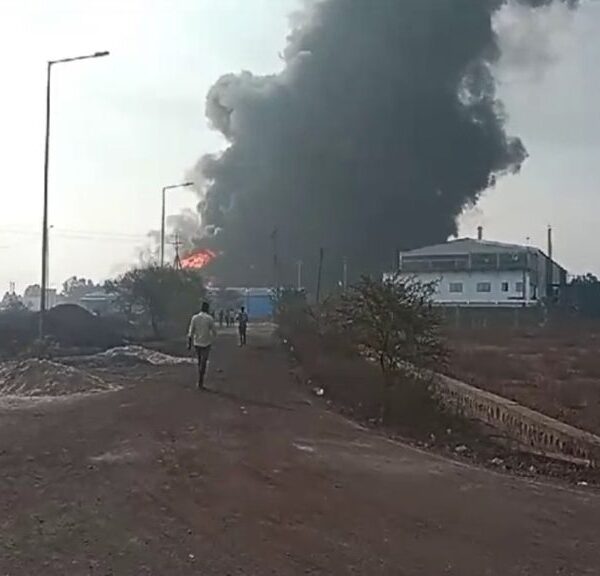 पेंट फैक्ट्री में भीषण आग, दो घंटे से प्लांट में हो रहे ब्लास्ट, सहम उठे ग्रामीण